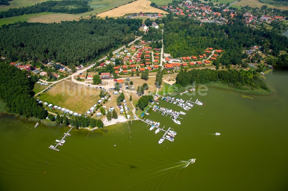 Luftbild Jabel - Yachthafen mit Sportboot- Anlegestellen und Bootsliegeplätzen am Uferbereich Jabelscher See in Jabel im Bundesland Mecklenburg-Vorpommern