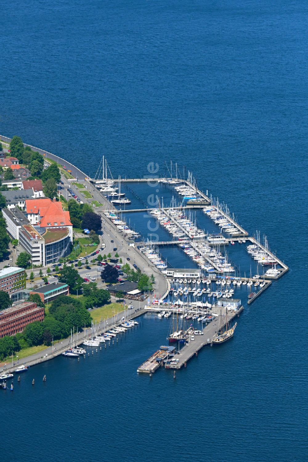 Luftbild Kiel - Yachthafen mit Sportboot- Anlegestellen und Bootsliegeplätzen am Uferbereich Kiel- Düsternbrook in Kiel im Bundesland Schleswig-Holstein, Deutschland