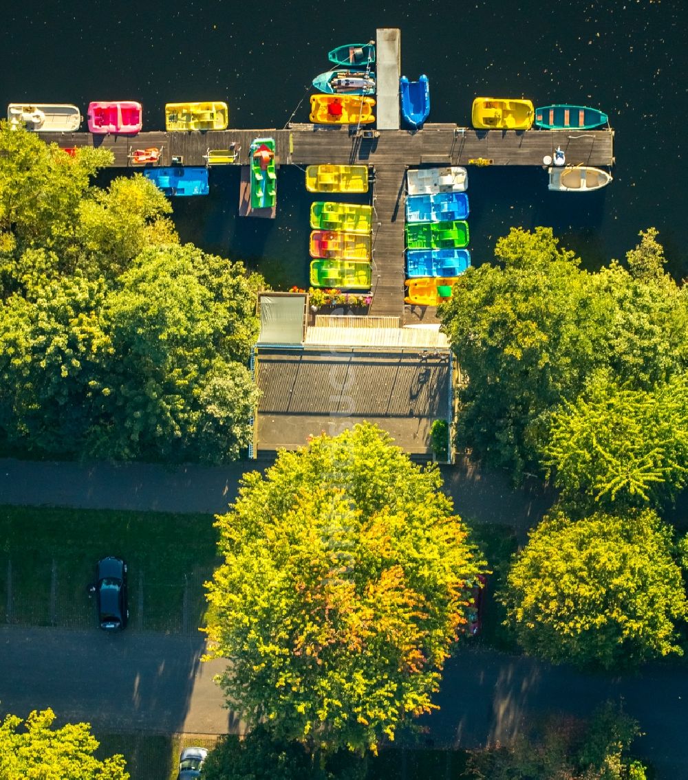 Luftaufnahme Duisburg - Yachthafen mit Sportboot- Anlegestellen und Bootsliegeplätzen am Uferbereich Mansurensee der Sechs-Seen-Platte in Duisburg im Bundesland Nordrhein-Westfalen