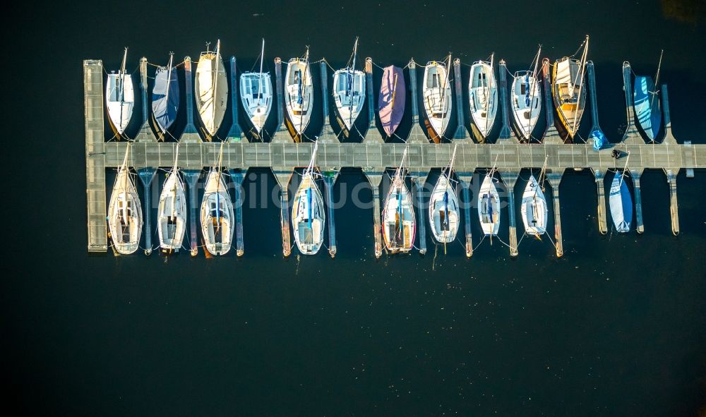 Duisburg von oben - Yachthafen mit Sportboot- Anlegestellen und Bootsliegeplätzen am Uferbereich Mansurensee der Sechs-Seen-Platte in Duisburg im Bundesland Nordrhein-Westfalen