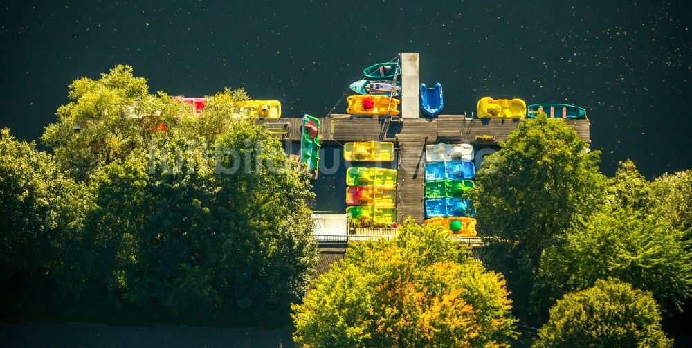 Duisburg aus der Vogelperspektive: Yachthafen mit Sportboot- Anlegestellen und Bootsliegeplätzen am Uferbereich Mansurensee der Sechs-Seen-Platte in Duisburg im Bundesland Nordrhein-Westfalen