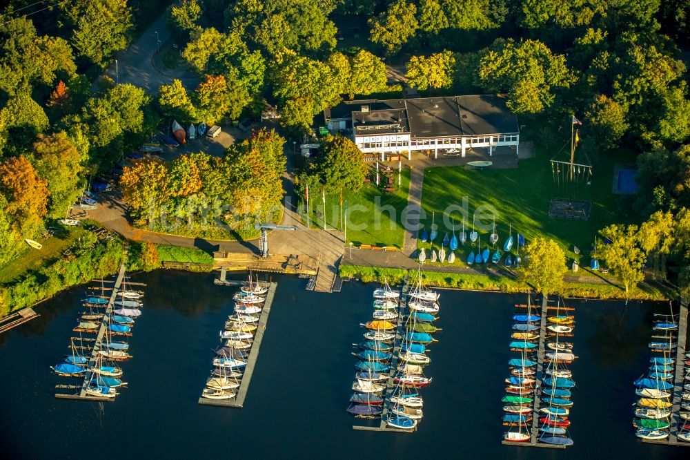 Luftbild Duisburg - Yachthafen mit Sportboot- Anlegestellen und Bootsliegeplätzen am Uferbereich Mansurensee der Sechs-Seen-Platte in Duisburg im Bundesland Nordrhein-Westfalen