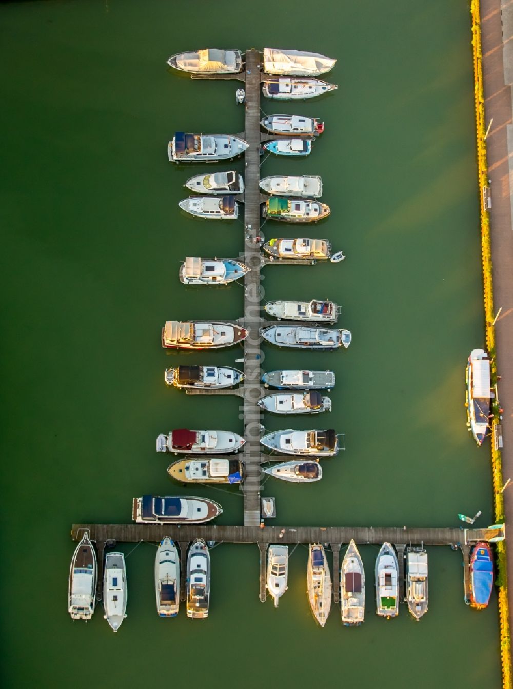 Bergkamen von oben - Yachthafen mit Sportboot- Anlegestellen und Bootsliegeplätzen am Uferbereich der Marina Rünthe GmbH & Co. KG am Hafenweg im Ortsteil Rünthe in Bergkamen im Bundesland Nordrhein-Westfalen, Deutschland