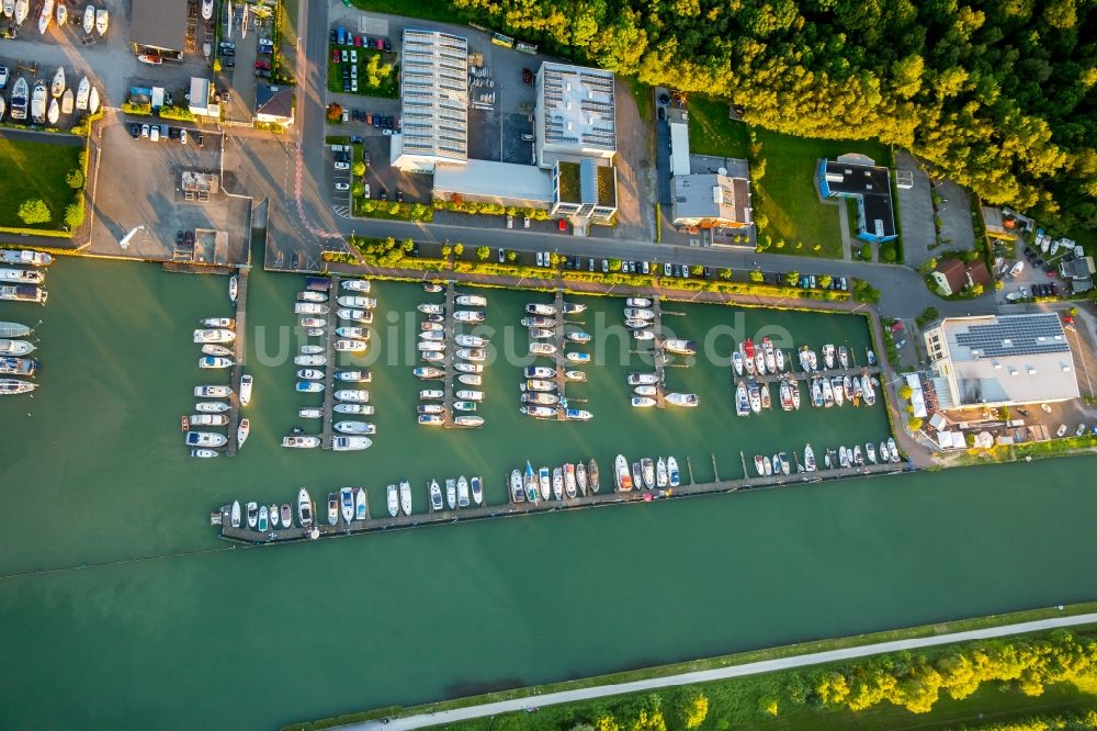 Luftaufnahme Bergkamen - Yachthafen mit Sportboot- Anlegestellen und Bootsliegeplätzen am Uferbereich der Marina Rünthe GmbH & Co. KG am Hafenweg im Ortsteil Rünthe in Bergkamen im Bundesland Nordrhein-Westfalen, Deutschland