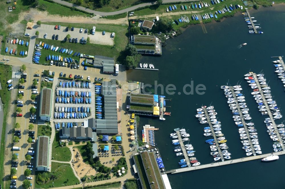 Markkleeberg von oben - Yachthafen mit Sportboot- Anlegestellen und Bootsliegeplätzen am Uferbereich in Markkleeberg im Bundesland Sachsen