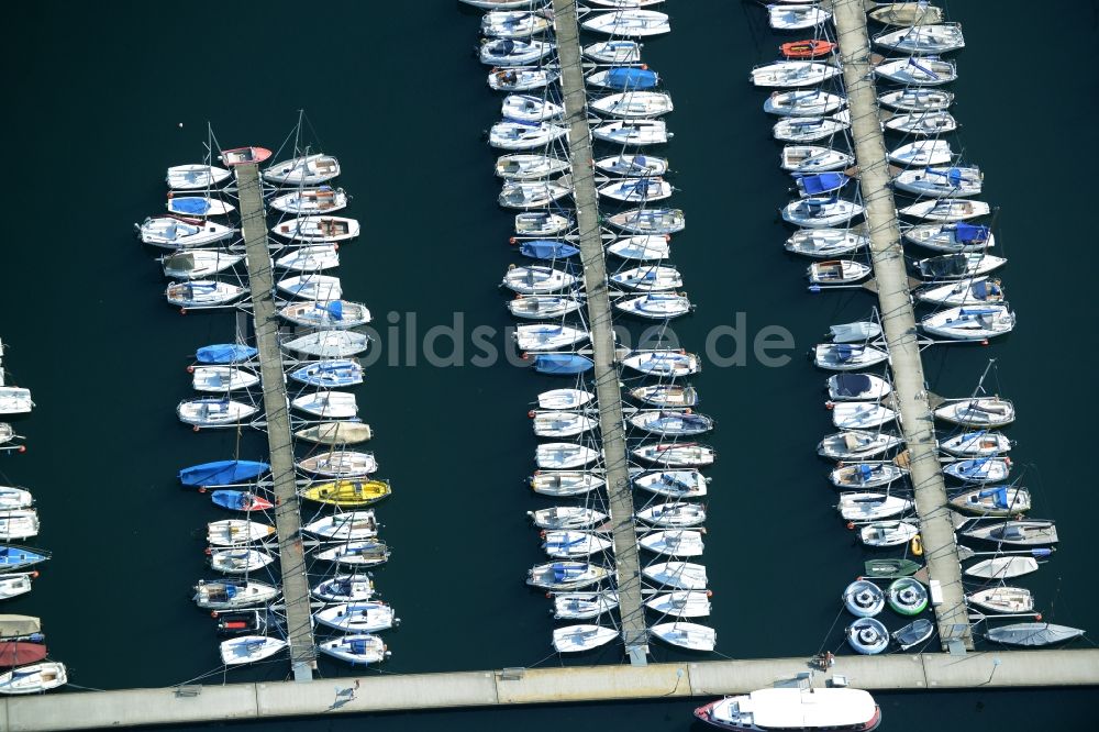 Luftbild Markkleeberg - Yachthafen mit Sportboot- Anlegestellen und Bootsliegeplätzen am Uferbereich in Markkleeberg im Bundesland Sachsen