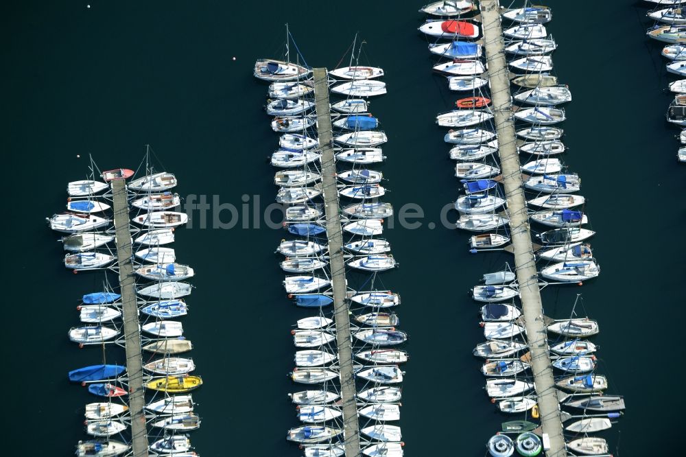 Luftaufnahme Markkleeberg - Yachthafen mit Sportboot- Anlegestellen und Bootsliegeplätzen am Uferbereich in Markkleeberg im Bundesland Sachsen