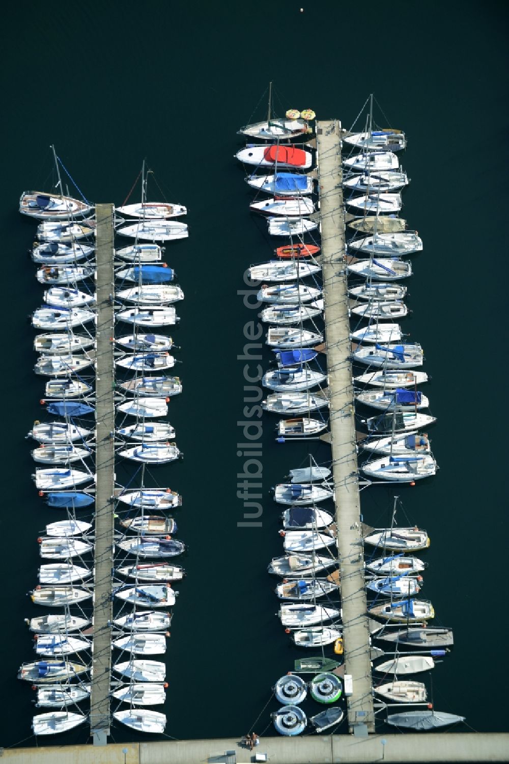 Markkleeberg von oben - Yachthafen mit Sportboot- Anlegestellen und Bootsliegeplätzen am Uferbereich in Markkleeberg im Bundesland Sachsen