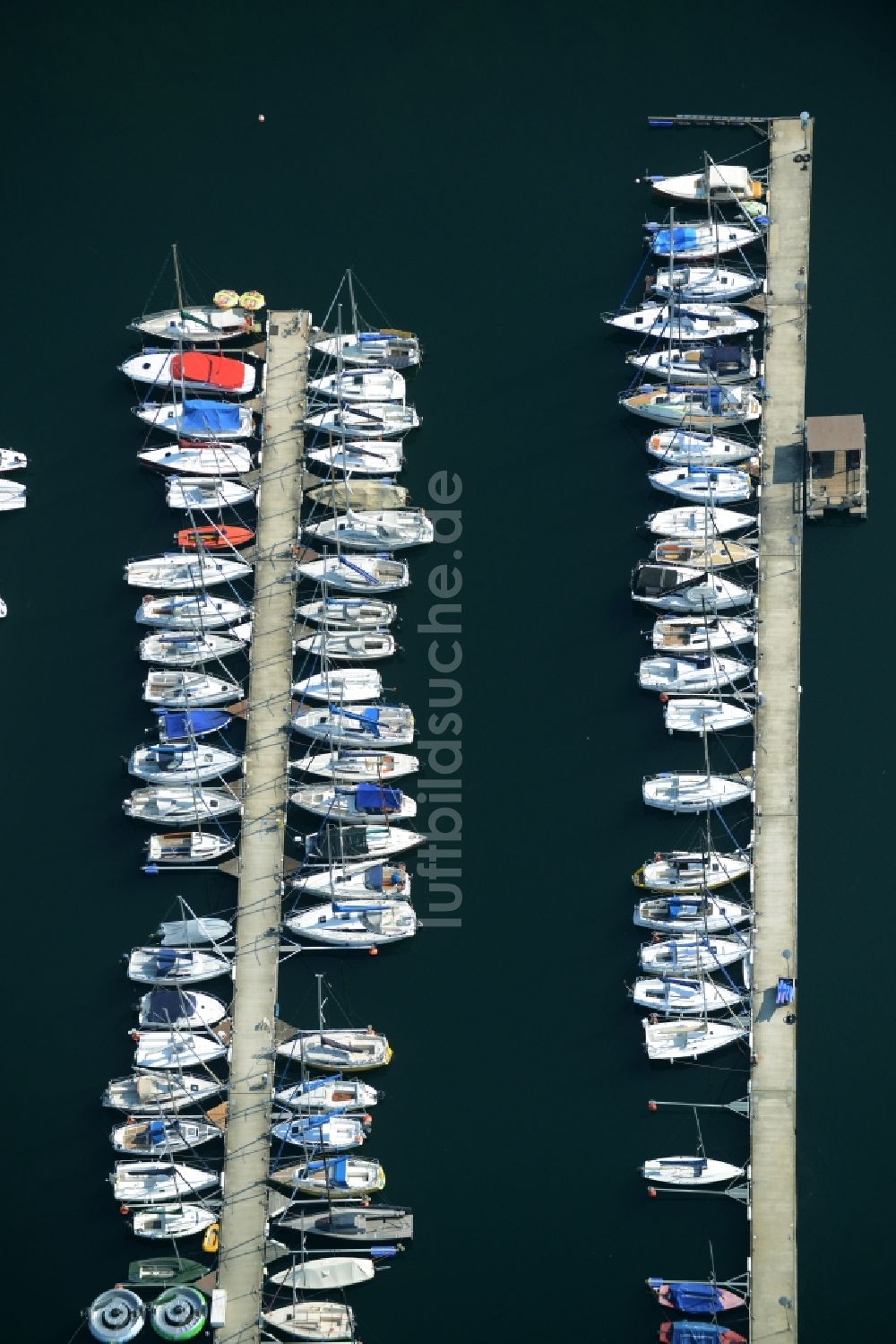 Markkleeberg aus der Vogelperspektive: Yachthafen mit Sportboot- Anlegestellen und Bootsliegeplätzen am Uferbereich in Markkleeberg im Bundesland Sachsen