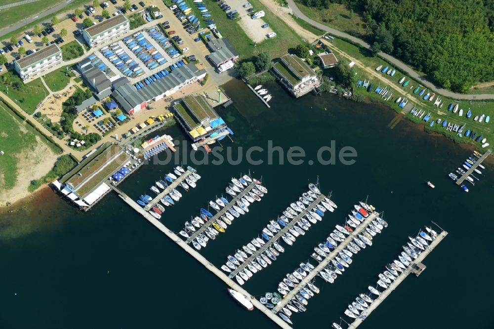 Luftbild Markkleeberg - Yachthafen mit Sportboot- Anlegestellen und Bootsliegeplätzen am Uferbereich in Markkleeberg im Bundesland Sachsen