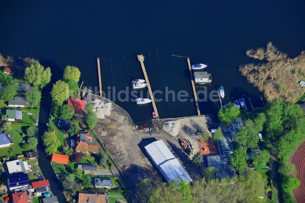 Luftaufnahme Berlin - Yachthafen mit Sportboot- Anlegestellen und Bootsliegeplätzen am Uferbereich der Müggelspree in Berlin