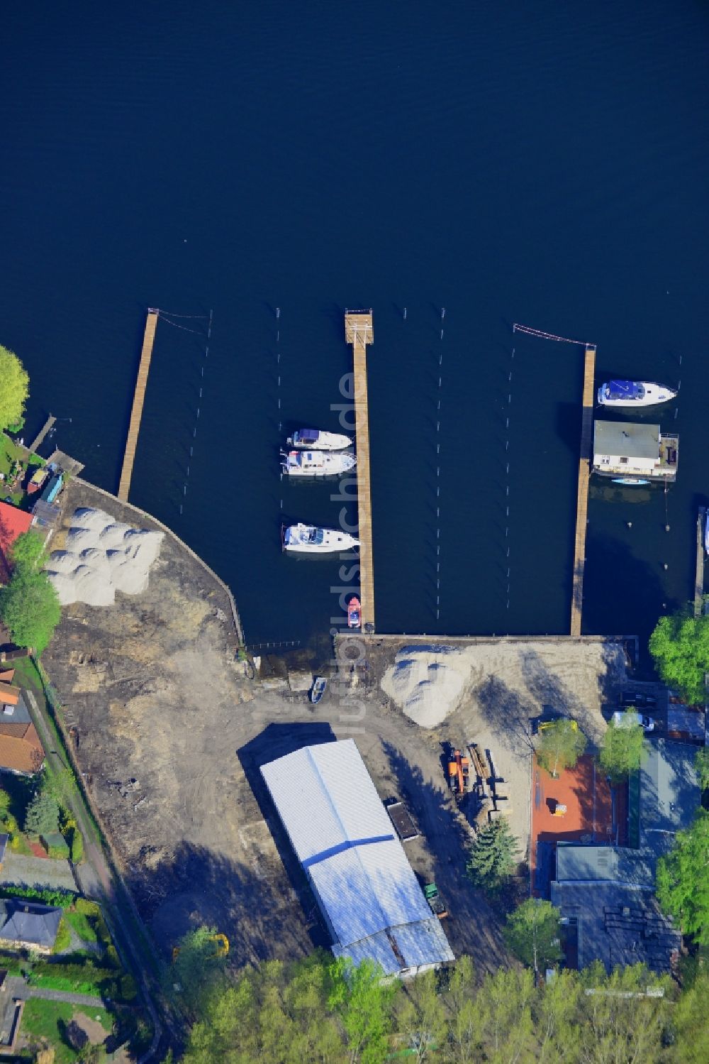 Berlin von oben - Yachthafen mit Sportboot- Anlegestellen und Bootsliegeplätzen am Uferbereich der Müggelspree in Berlin