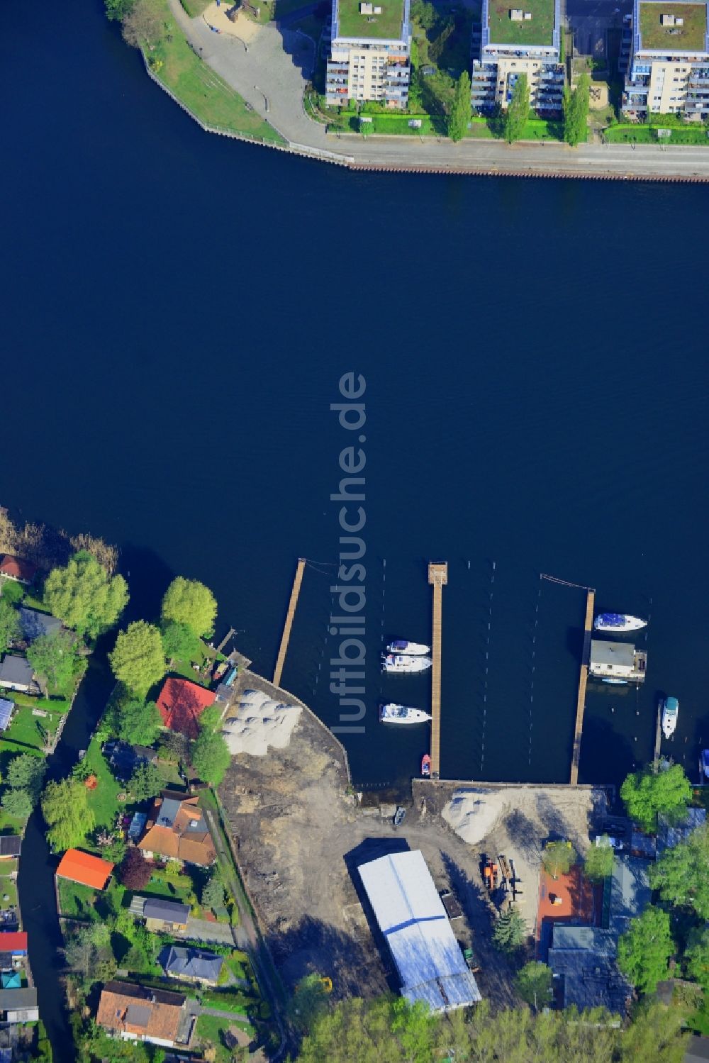 Berlin aus der Vogelperspektive: Yachthafen mit Sportboot- Anlegestellen und Bootsliegeplätzen am Uferbereich der Müggelspree in Berlin