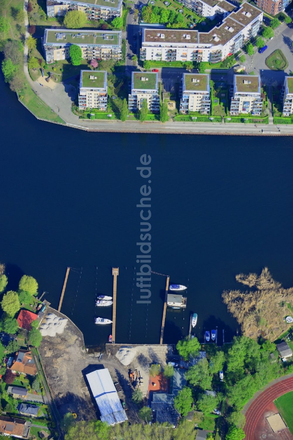 Luftaufnahme Berlin - Yachthafen mit Sportboot- Anlegestellen und Bootsliegeplätzen am Uferbereich der Müggelspree in Berlin