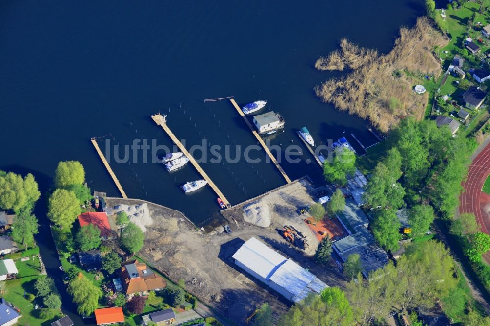 Berlin von oben - Yachthafen mit Sportboot- Anlegestellen und Bootsliegeplätzen am Uferbereich der Müggelspree in Berlin