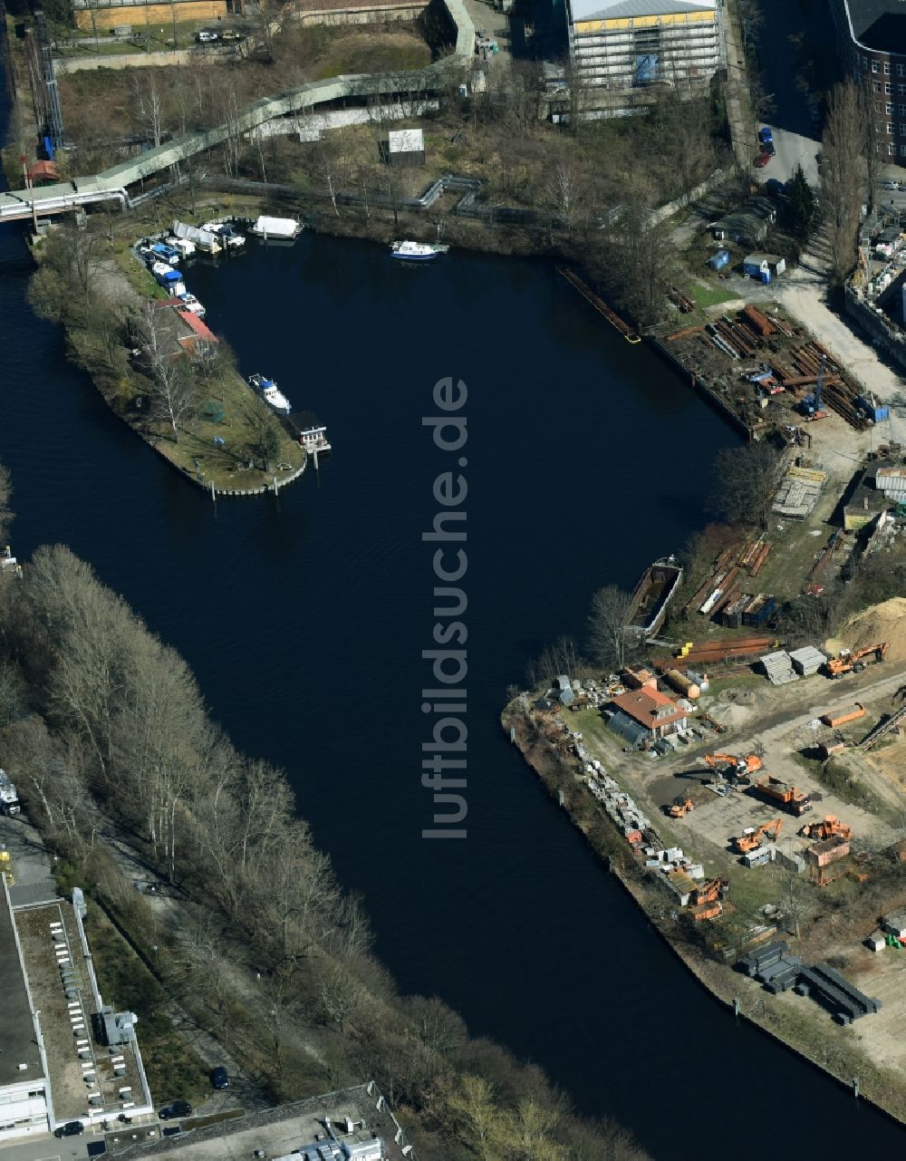 Luftaufnahme Berlin - Yachthafen mit Sportboot- Anlegestellen und Bootsliegeplätzen am Uferbereich Motor-Rennboot-Club Berlin e.V. an der Teltowkanalstraße in Berlin