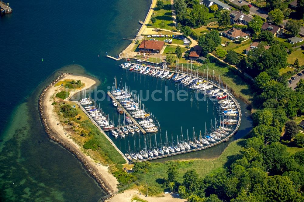 Luftaufnahme Neustadt in Holstein - Yachthafen mit Sportboot- Anlegestellen und Bootsliegeplätzen am Uferbereich in Neustadt in Holstein im Bundesland Schleswig-Holstein