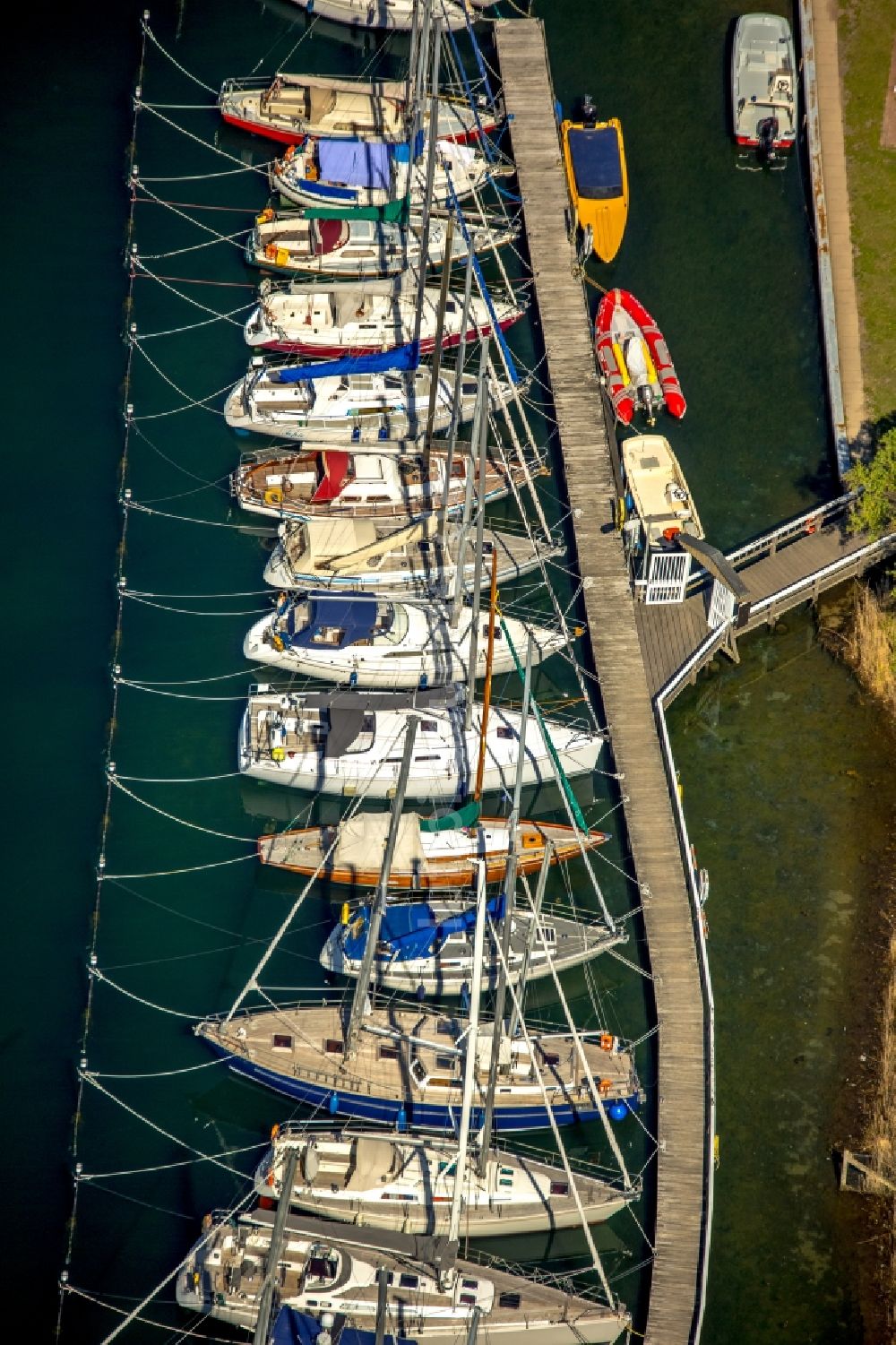 Neustadt in Holstein aus der Vogelperspektive Yachthafen mit Sportboot