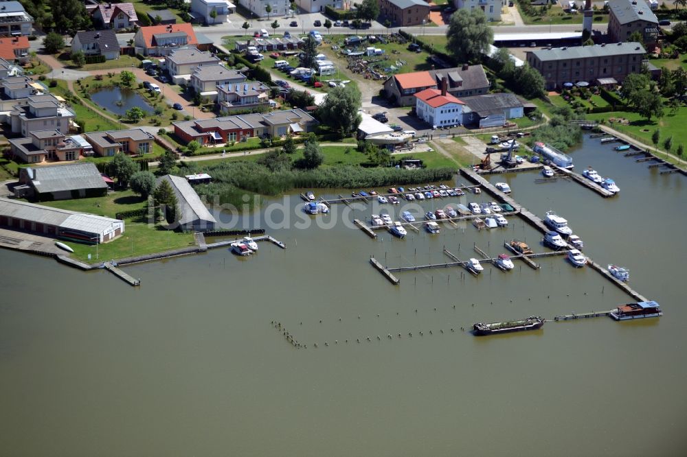 Luftbild Neustrelitz - Yachthafen mit Sportboot- Anlegestellen und Bootsliegeplätzen am Uferbereich in Neustrelitz im Bundesland Mecklenburg-Vorpommern