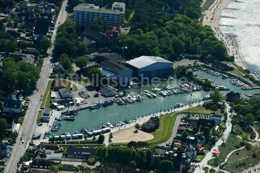 Niendorf/Ostsee aus der Vogelperspektive: Yachthafen mit Sportboot- Anlegestellen und Bootsliegeplätzen am Uferbereich Niendorfer Yacht Club An der Acht in Niendorf/Ostsee im Bundesland Schleswig-Holstein, Deutschland