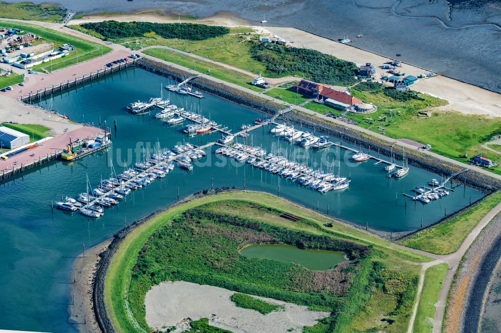 Luftbild Norderney - Yachthafen mit Sportboot- Anlegestellen und Bootsliegeplätzen am Uferbereich in Norderney im Bundesland Niedersachsen, Deutschland