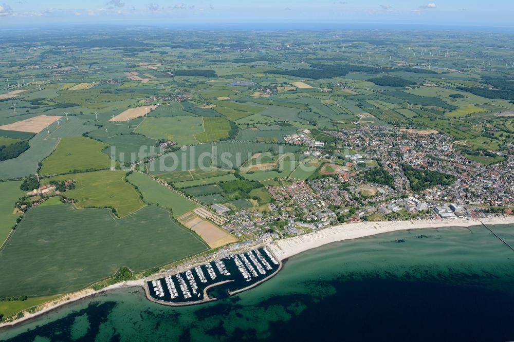 Luftaufnahme Grömitz - Yachthafen mit Sportboot- Anlegestellen und Bootsliegeplätzen am Uferbereich der Nordsee in Grömitz im Bundesland Schleswig-Holstein