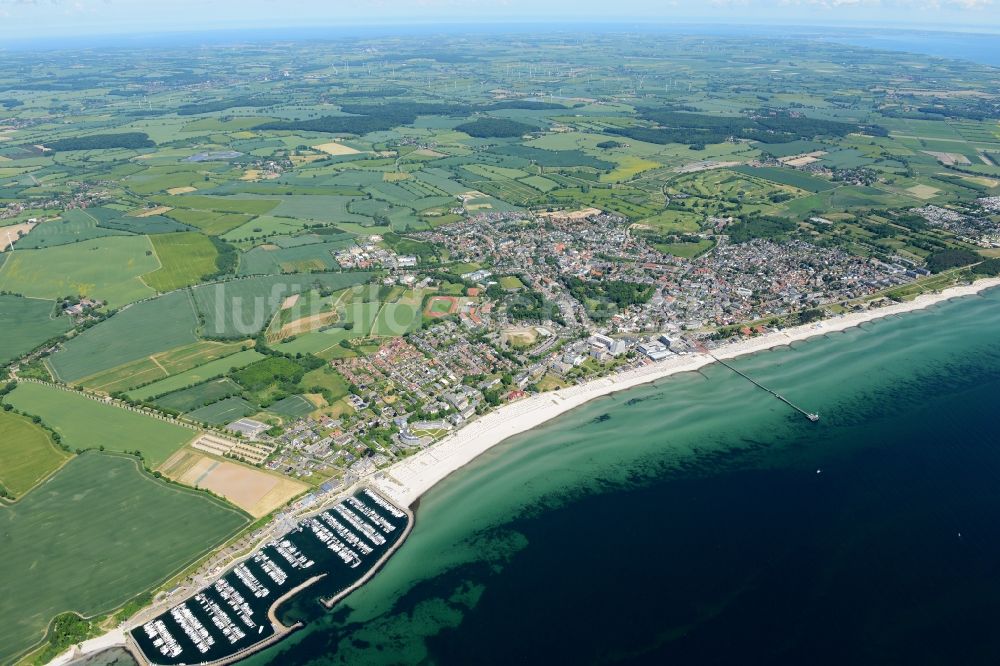 Grömitz von oben - Yachthafen mit Sportboot- Anlegestellen und Bootsliegeplätzen am Uferbereich der Nordsee in Grömitz im Bundesland Schleswig-Holstein