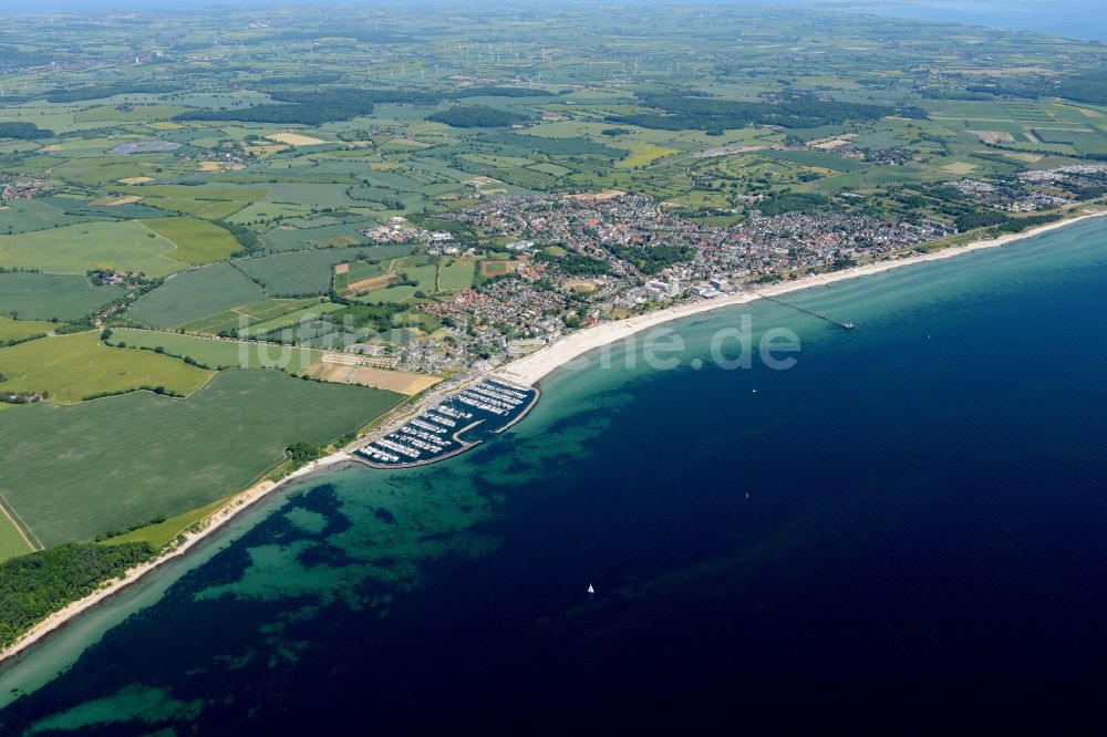 Luftbild Grömitz - Yachthafen mit Sportboot- Anlegestellen und Bootsliegeplätzen am Uferbereich der Nordsee in Grömitz im Bundesland Schleswig-Holstein