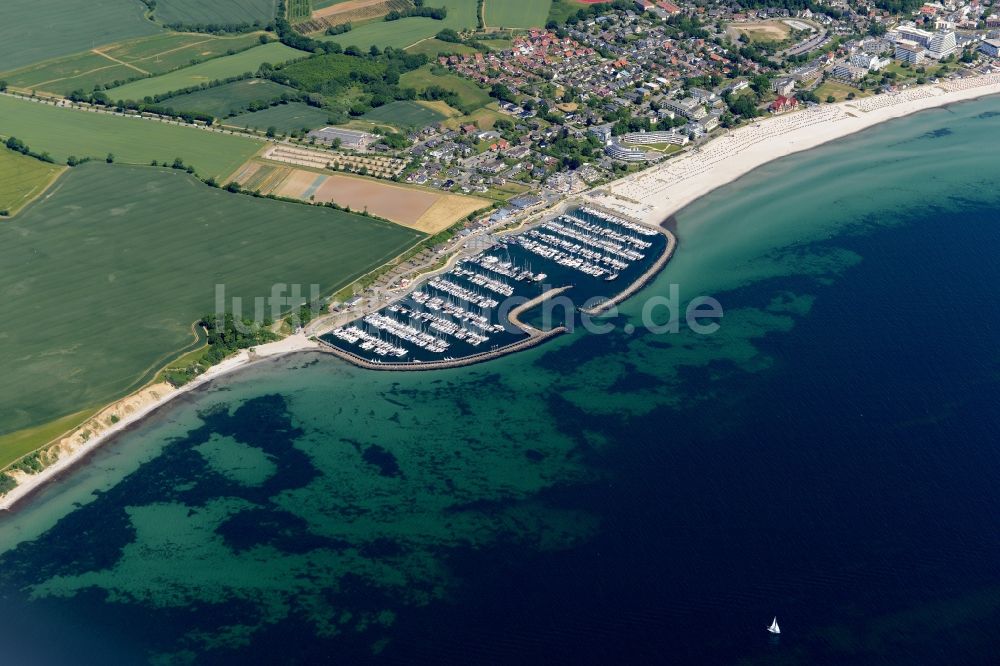 Luftaufnahme Grömitz - Yachthafen mit Sportboot- Anlegestellen und Bootsliegeplätzen am Uferbereich der Nordsee in Grömitz im Bundesland Schleswig-Holstein