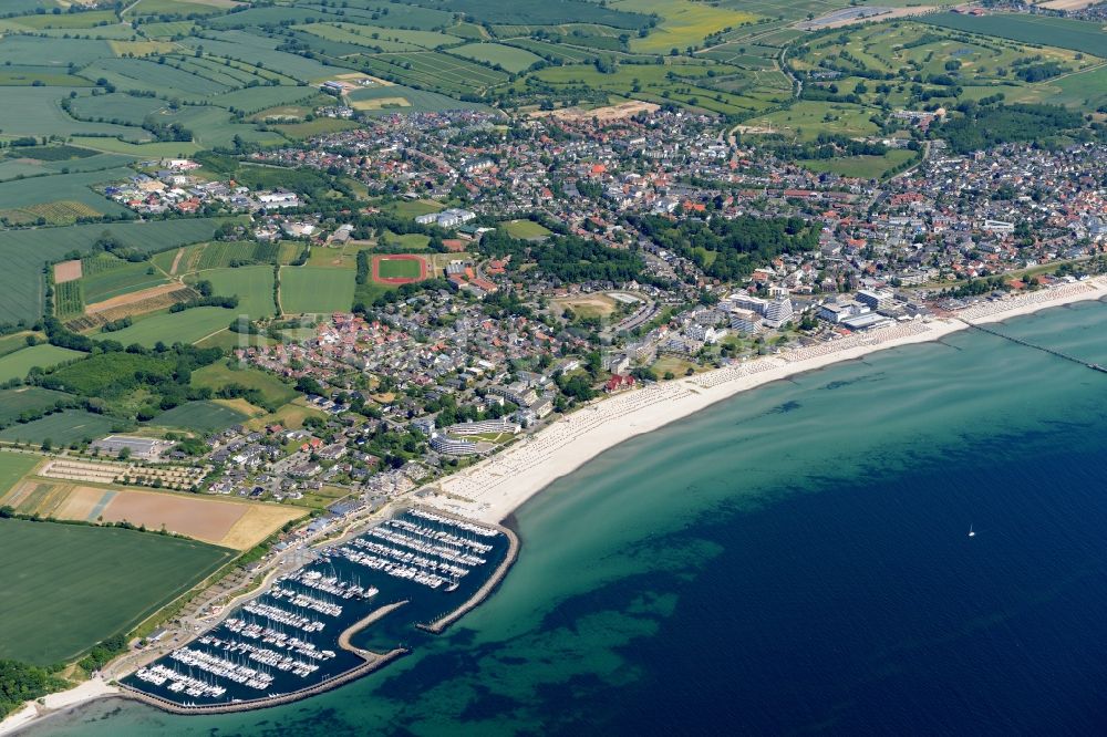 Grömitz von oben - Yachthafen mit Sportboot- Anlegestellen und Bootsliegeplätzen am Uferbereich der Nordsee in Grömitz im Bundesland Schleswig-Holstein