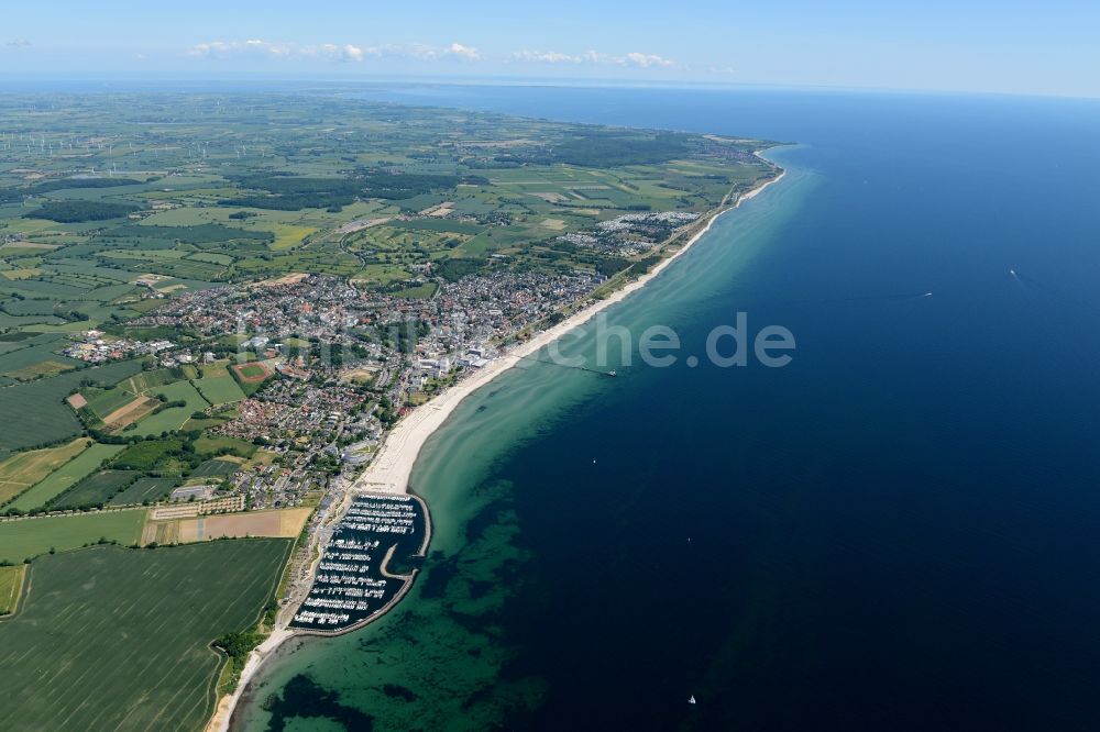 Grömitz von oben - Yachthafen mit Sportboot- Anlegestellen und Bootsliegeplätzen am Uferbereich der Nordsee in Grömitz im Bundesland Schleswig-Holstein