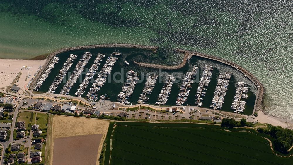 Luftbild Grömitz - Yachthafen mit Sportboot- Anlegestellen und Bootsliegeplätzen am Uferbereich der Nordsee in Grömitz im Bundesland Schleswig-Holstein