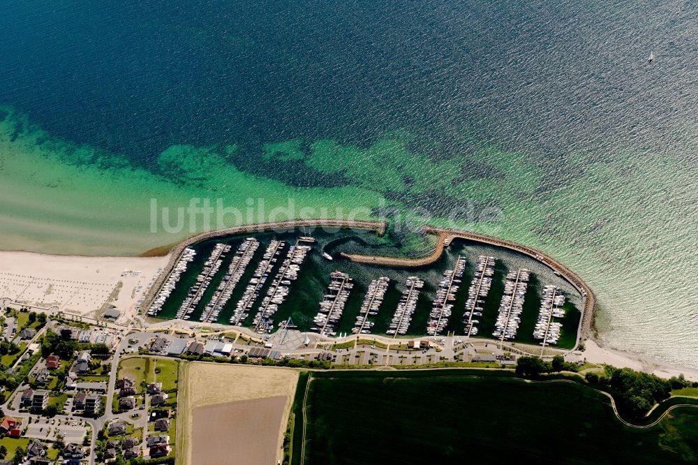 Luftaufnahme Grömitz - Yachthafen mit Sportboot- Anlegestellen und Bootsliegeplätzen am Uferbereich der Nordsee in Grömitz im Bundesland Schleswig-Holstein