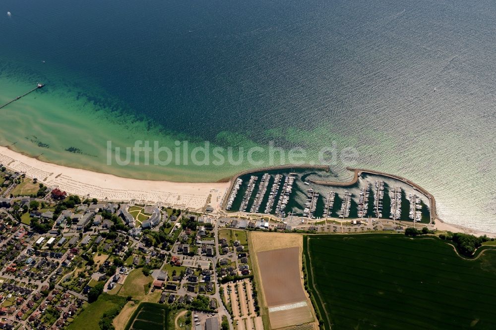 Grömitz von oben - Yachthafen mit Sportboot- Anlegestellen und Bootsliegeplätzen am Uferbereich der Nordsee in Grömitz im Bundesland Schleswig-Holstein