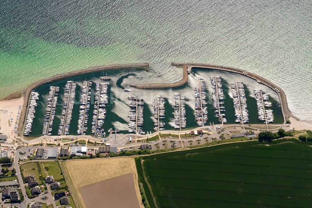 Grömitz aus der Vogelperspektive: Yachthafen mit Sportboot- Anlegestellen und Bootsliegeplätzen am Uferbereich der Nordsee in Grömitz im Bundesland Schleswig-Holstein