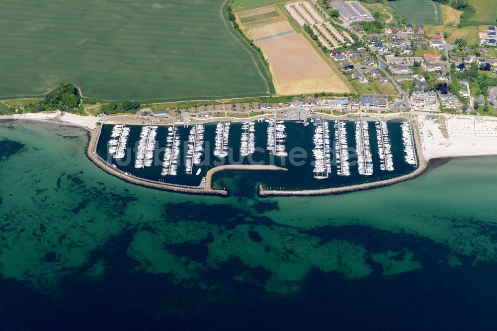 Luftbild Grömitz - Yachthafen mit Sportboot- Anlegestellen und Bootsliegeplätzen am Uferbereich der Nordsee in Grömitz im Bundesland Schleswig-Holstein