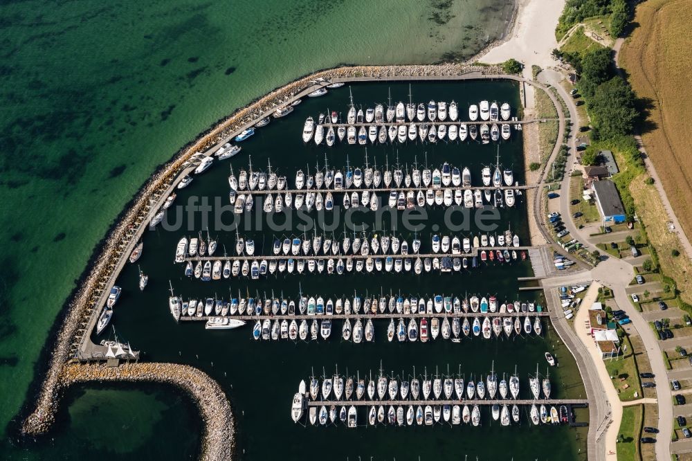 Luftbild Grömitz - Yachthafen mit Sportboot- Anlegestellen und Bootsliegeplätzen am Uferbereich der Nordsee in Grömitz im Bundesland Schleswig-Holstein