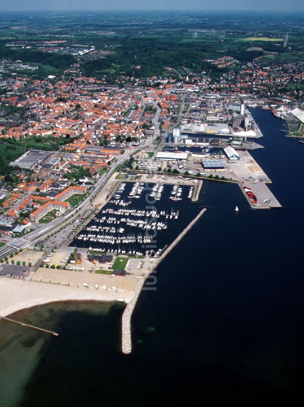 Luftaufnahme Aabenraa - Yachthafen mit Sportboot- Anlegestellen und Bootsliegeplätzen am Uferbereich der Ostsee in Aabenraa in Dänemark