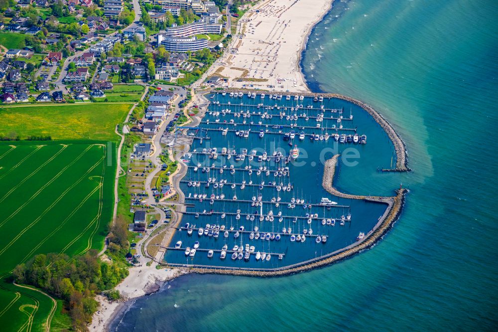 Luftbild Grömitz - Yachthafen mit Sportboot- Anlegestellen und Bootsliegeplätzen am Uferbereich der Ostsee in Grömitz im Bundesland Schleswig-Holstein, Deutschland