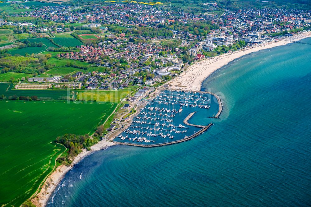 Luftaufnahme Grömitz - Yachthafen mit Sportboot- Anlegestellen und Bootsliegeplätzen am Uferbereich der Ostsee in Grömitz im Bundesland Schleswig-Holstein, Deutschland