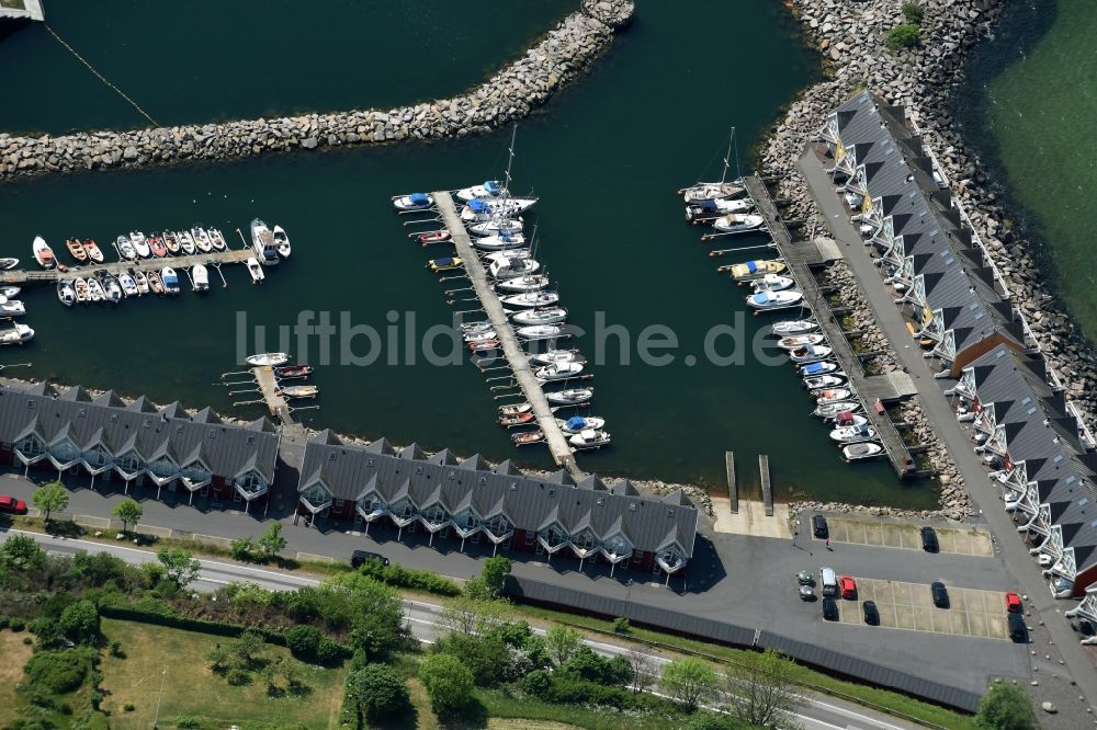 Luftaufnahme Hasle - Yachthafen mit Sportboot- Anlegestellen und Bootsliegeplätzen am Uferbereich der Ostsee in Hasle in Hovedstaden, Dänemark