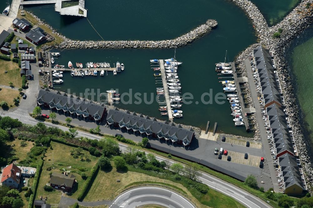 Hasle von oben - Yachthafen mit Sportboot- Anlegestellen und Bootsliegeplätzen am Uferbereich der Ostsee in Hasle in Hovedstaden, Dänemark