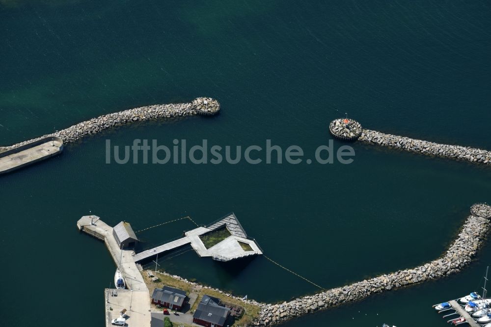 Hasle aus der Vogelperspektive: Yachthafen mit Sportboot- Anlegestellen und Bootsliegeplätzen am Uferbereich der Ostsee in Hasle in Hovedstaden, Dänemark