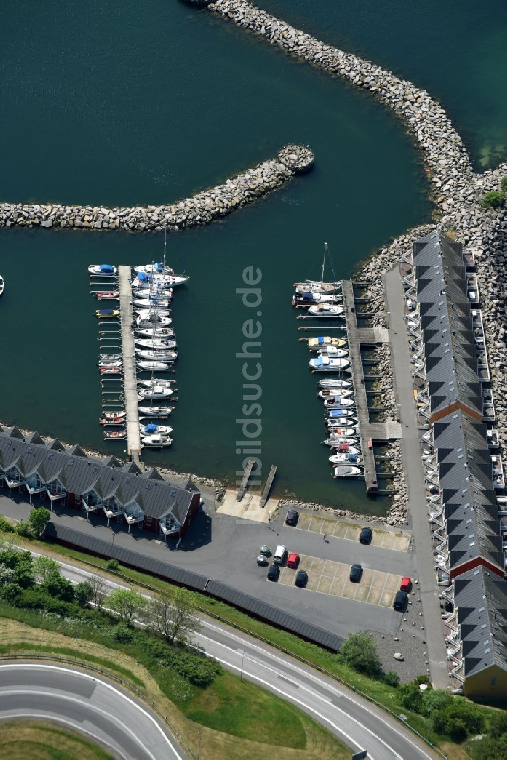 Luftaufnahme Hasle - Yachthafen mit Sportboot- Anlegestellen und Bootsliegeplätzen am Uferbereich der Ostsee in Hasle in Hovedstaden, Dänemark