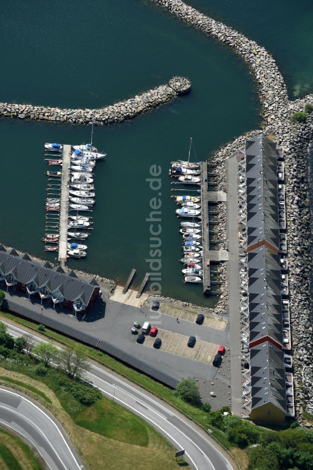 Hasle von oben - Yachthafen mit Sportboot- Anlegestellen und Bootsliegeplätzen am Uferbereich der Ostsee in Hasle in Hovedstaden, Dänemark