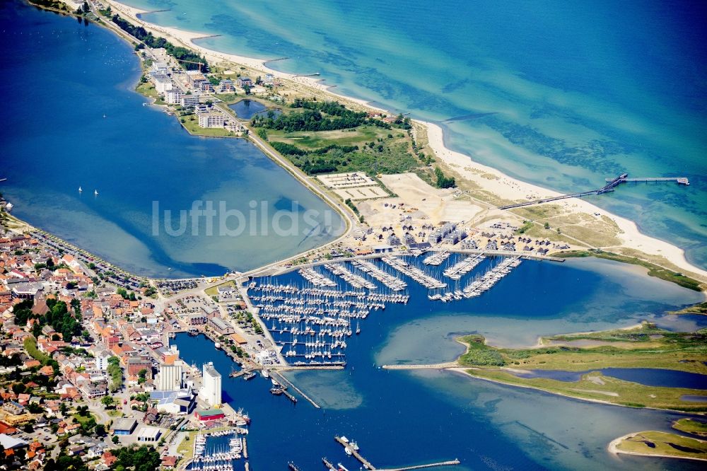 Luftaufnahme Heiligenhafen - Yachthafen mit Sportboot- Anlegestellen und Bootsliegeplätzen am Uferbereich der Ostsee in Heiligenhafen im Bundesland Schleswig-Holstein