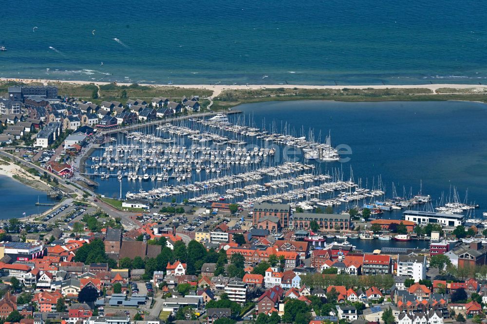 Luftbild Heiligenhafen - Yachthafen mit Sportboot- Anlegestellen und Bootsliegeplätzen am Uferbereich der Ostsee in Heiligenhafen im Bundesland Schleswig-Holstein
