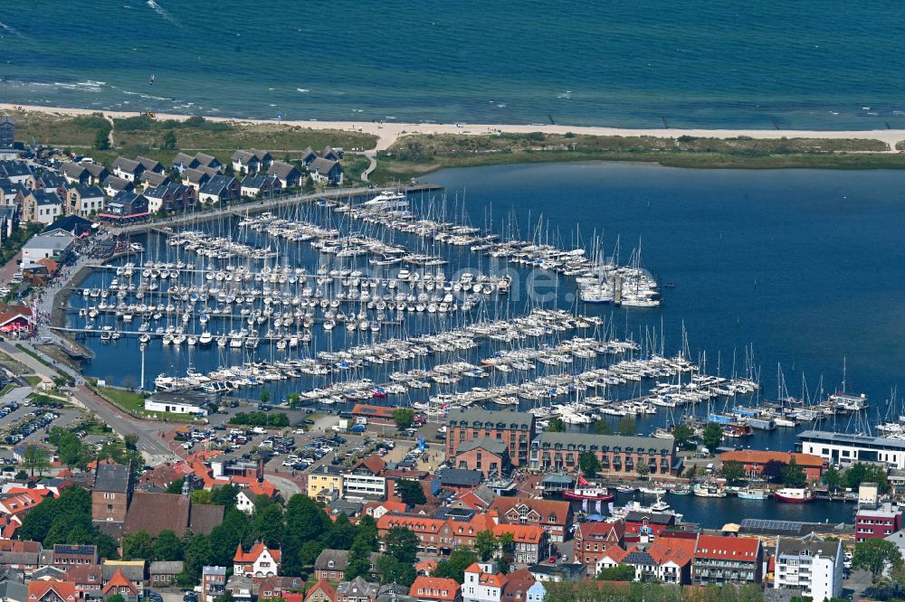 Luftaufnahme Heiligenhafen - Yachthafen mit Sportboot- Anlegestellen und Bootsliegeplätzen am Uferbereich der Ostsee in Heiligenhafen im Bundesland Schleswig-Holstein