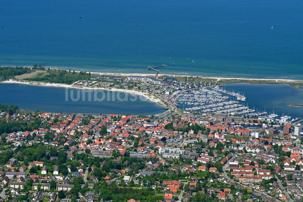 Heiligenhafen von oben - Yachthafen mit Sportboot- Anlegestellen und Bootsliegeplätzen am Uferbereich der Ostsee in Heiligenhafen im Bundesland Schleswig-Holstein