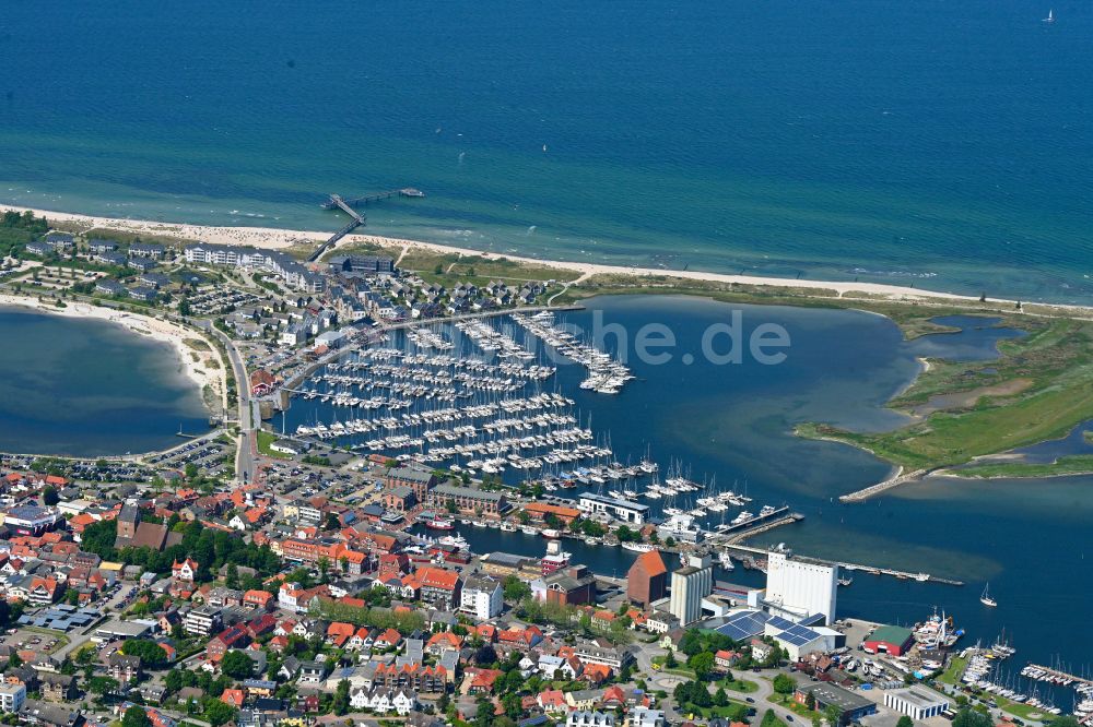 Heiligenhafen aus der Vogelperspektive: Yachthafen mit Sportboot- Anlegestellen und Bootsliegeplätzen am Uferbereich der Ostsee in Heiligenhafen im Bundesland Schleswig-Holstein